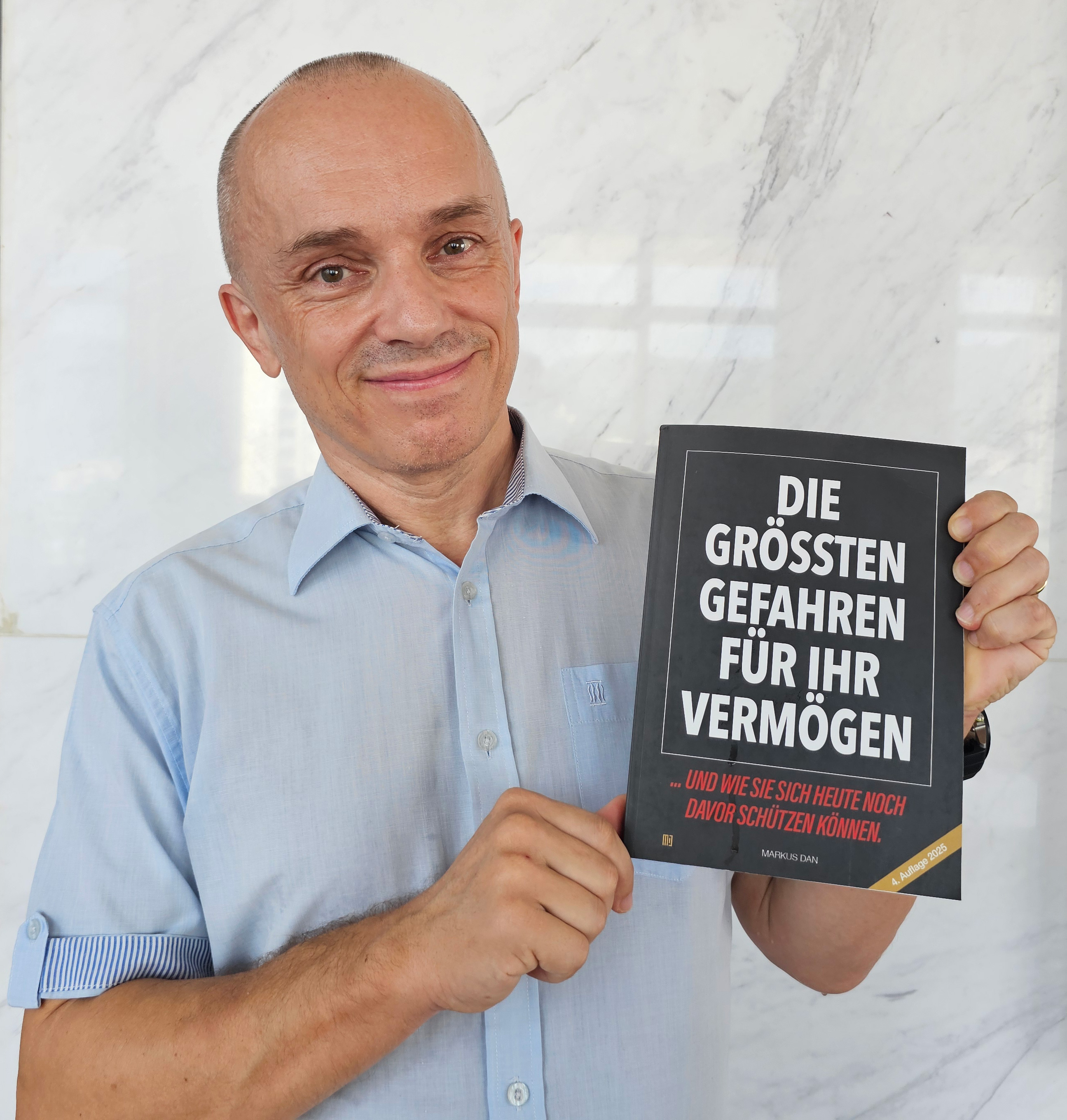Markus  hält Buch